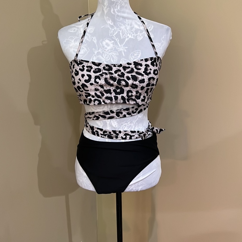 Leopard print wrap around top with black bottoms Small